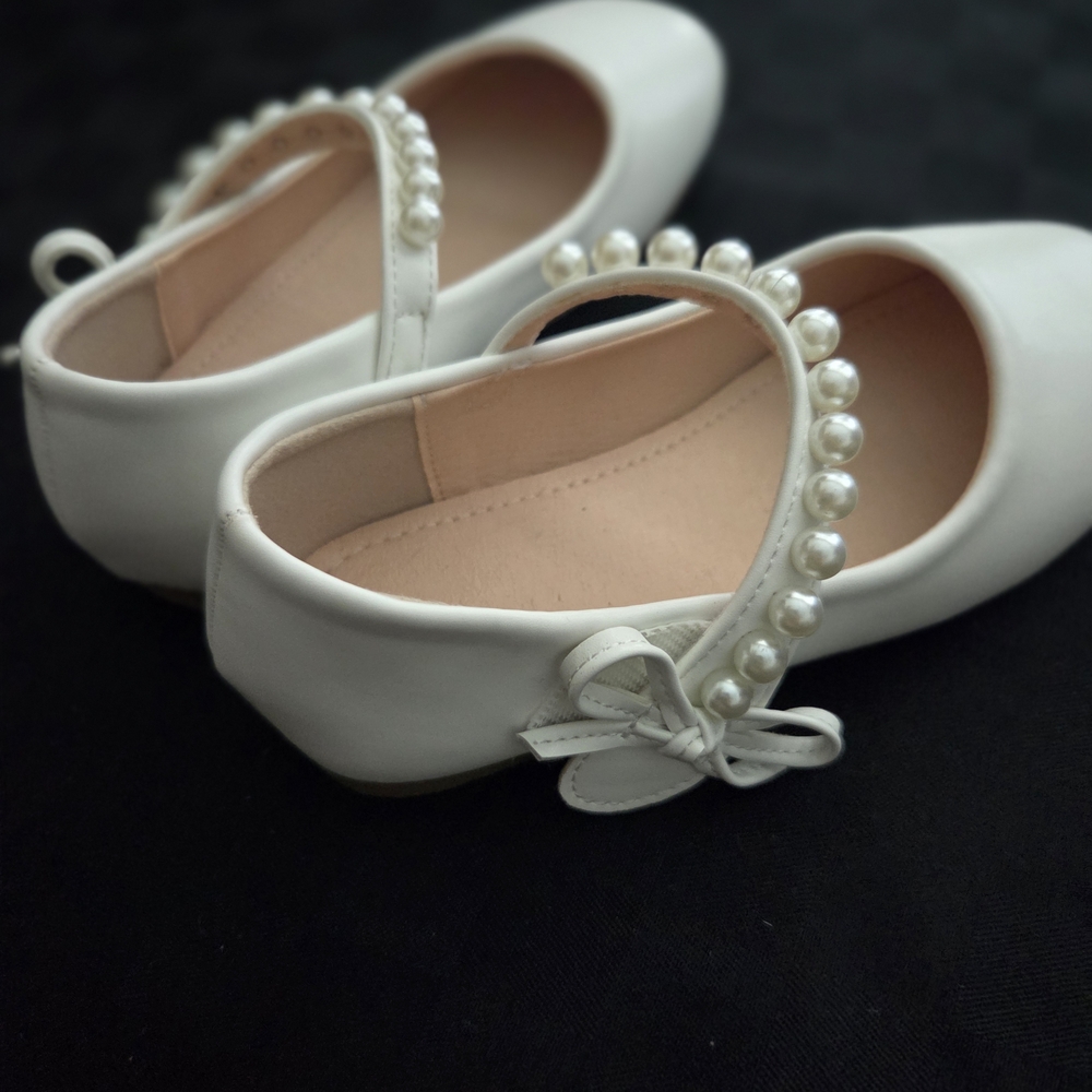 Elegant White Pearl Strap Flats